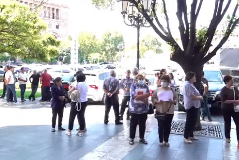 Перемещенные из Арцаха лица проводят акцию протеста у здания правительства Армении