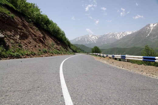 Գորիս-Կապան ճանապարհին ադրբեջանցիները շարունակում են կանգնեցնել իրանական բեռնատարները, իսկ հայկական մեքենաները տեղաշարժվում են միայն ԱԱԾ ուղեկցությամբ
