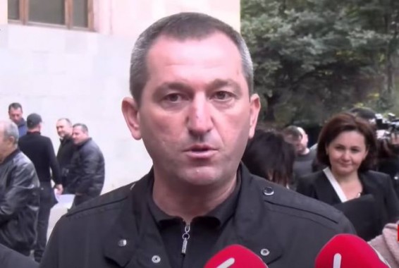 Переселенцы из Гадрута у здания правительства проводят акцию протеста