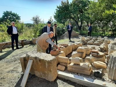 Արա Խզմալյանը պեղավայրում ծանոթացել է Պատմական Արտաշատի նոր բացված շերտին