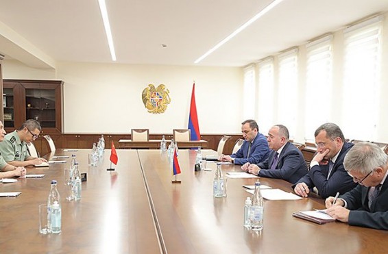 Արշակ Կարապետյանը ընդունել է ՉԺՀ դեսպանության ռազմական կցորդին