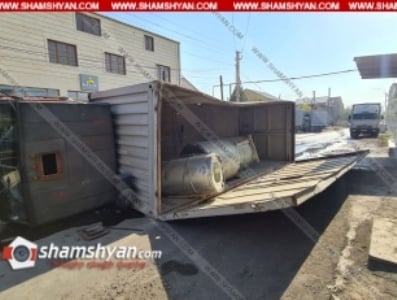 Խոշոր ավտովթար՝ Երևանում. KamAZ-ը կողաշրջվել և փակել է ճանապարհը