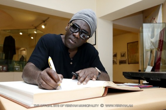 Աշխարհահռչակ բասկիթառահար Ռիչարդ Բոնան Երևանի պատմության թանգարանում