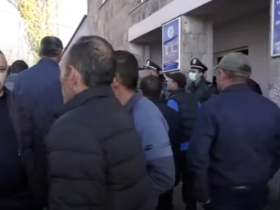 «Նա խաբեբա սրիկա է, 100 հոգու պարտք է». Բյուրականցիներն՝ ընդդեմ համայնքի ղեկավար նոր ԺՊ-ի