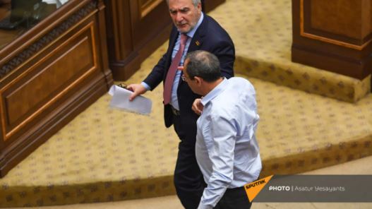 Крики и перепалка в парламенте - депутаты от ГД и блока 