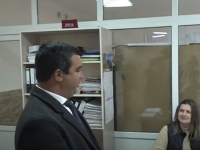 Ոստիկանները բացեցին համայնքապետարանի մուտքը. Վոլոդյա Գրիգորյանը մուտք գործեց շենք