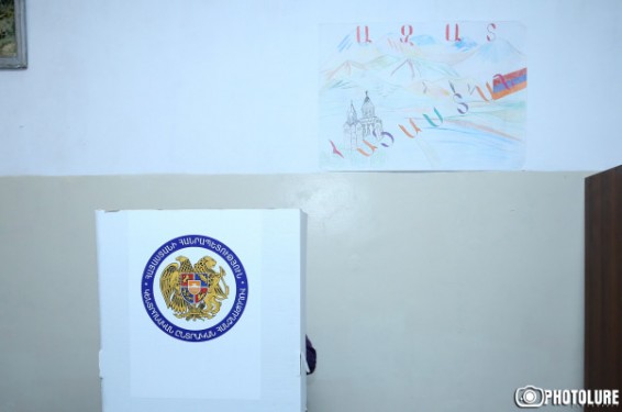 Վանաձորի 30/47 ընտրատեղամասում ջարդել են լրագրողի հեռախոսը