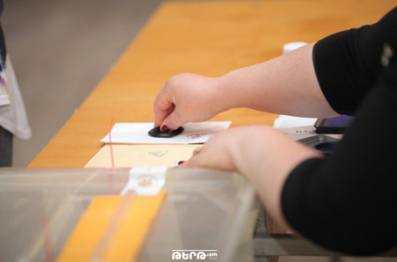 Դիտորդներն ահազանգել են, որ Գյումրիի 34/13 ընտրատեղամասում կնիքի թանաքը ցնդում է