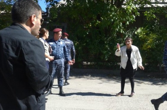 Գյումրիի 34/70 տեղամասում կինը պնդում էր, թե լրագրող-վերահսկող է