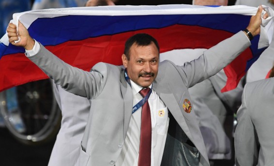 Пронёсшему российский флаг на открытие Паралимпиады белорусу подарят квартиру