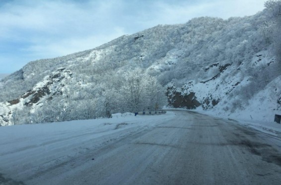 Սպիտակի ոլորաններում, Աշտարակ-Ապարան, Երևան-Սևան և Սյունիքի ավտոճանապարհներին տեղ-տեղ մերկասառույց է, Սարավան-«Զանգեր» կոչվող հատվածը և Վարդենյաց լեռնանցքը դժվարանցանելի են