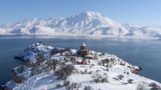 Սուրբ Խաչ հայկական եկեղեցին մեծ հետաքրքրություն է առաջացրել Նովրուզը տոնելու համար Վան այցելած իրանցիների շրջանում