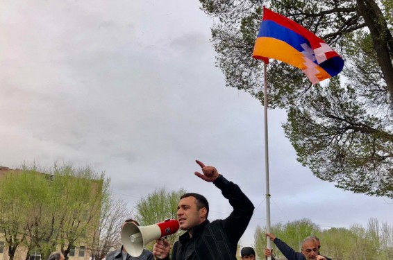 Արտաշատի հրապարակում քաղաքացիները տեղադրում են Արցախի դրոշը. Սաղաթելյան