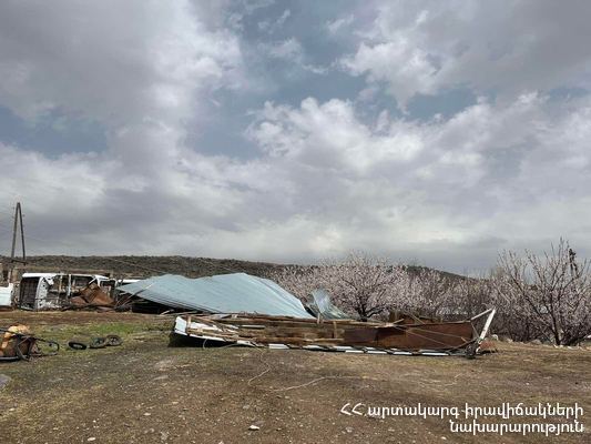 Մարզերում և Երևանում քամին վնասել է տանիքներ, տրանսպորտային միջոցներ, ծառեր և գովազդային վահանակներ