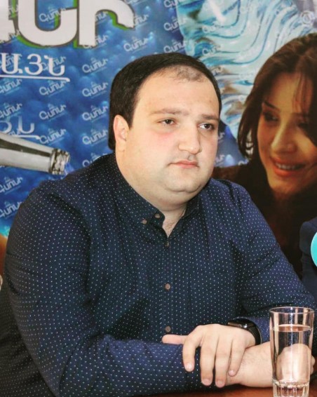 Ինչ-որ ֆեյք քաղաքագետ խոսում է պատերազմից։ Ասում է, որ խաղաղության այլընտրանքը պատերազմն է
