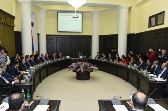 Երկու պաշտոնանկություն Կառավարությունում