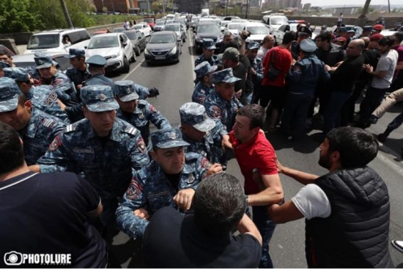 «Армения без Никола!»: участники акции протеста перекрывают улицы в Ереване