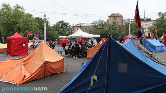 Из палатки на площади Франции в Ереване в больницу с остановкой сердца доставлен мужчина