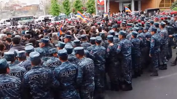 «Ամոթ ձեր համազգեստին». Հաղթանակի կամրջից երթը շարունակվեց
