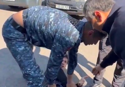 «Մի խփեք, մի արեք». Սերժանտ Շահինյանը ոստիկանության Նոր Նորքի բաժնի մոտ գետնին տապալեց բերման ենթարկվածին