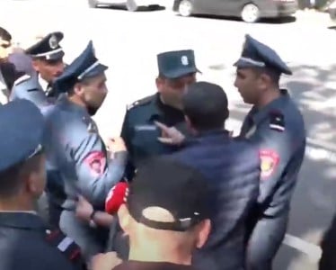 «Խուլիգանը դու ես, արա, ով ժողովրդի հետ տենց խոսա, մատ էլ եմ թափ տալու, մի բան էլ ավել». Սաղաթելյանը հրեց ոստիկանին