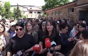 Ինչի՞ պետք ա իր երեխին գրկի, իսկ ես՝ սառը քարը. ո՞վ է պետք է դրա պատասխանը տա. զոհվածի ծնող