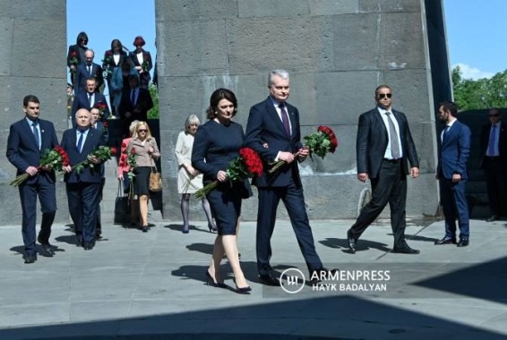 Президент Литвы в Цицернакаберде почтил память жертв Геноцида армян