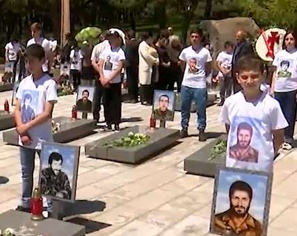 «Բարգավաճ-Հայաստան» կուսակցության քաղաքական խորհրդի անդամներն «Վերածնունդ» հուշահամալիրում ծաղիկներ խոնարհեցին Բաշ-Ապարանի հերոսամարտի հուշակոթողին