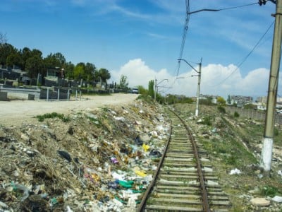 ՀԿԵ-ն և Երևանի քաղաքապետարանը տոննաներով աղբ են հանել երկաթուղային գծերից