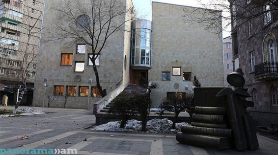 «Խնկո-Ապոր» գրադարանի դիմացի լատունե գրքի և Տիկնիկային թատրոնի մոտի զանգի գողության դեպքերով նյութեր են նախապատրաստվում
