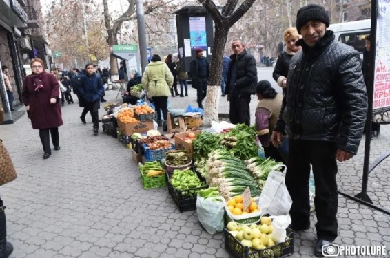 В Ереване предложили конфисковывать товары уличных торговцев, работающих без разрешения