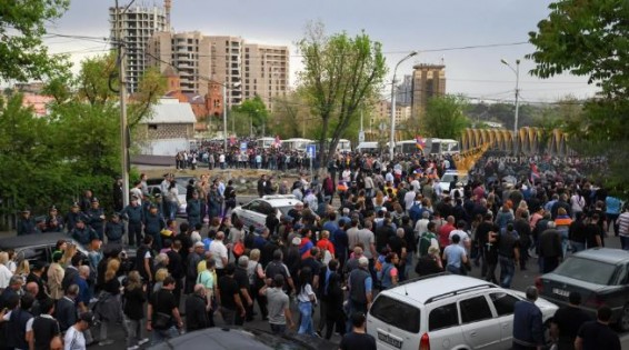 Арестован участник акции протеста на перекрестке улиц Прошяна и Демирчяна в Ереване