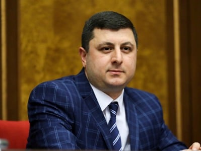 Հարմար տեղավորված ու լռություն պահպանող սպաները լավ չեն ճանաչում Փաշինյանին