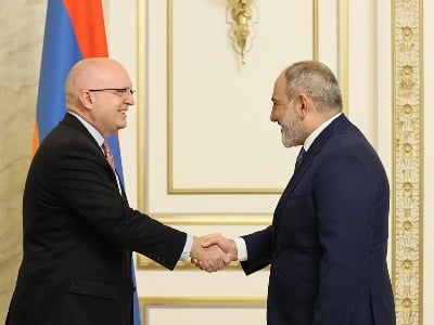 Դեսպան Ռիկերը վերահաստատեց ԱՄՆ հանձնառությունը անվտանգ եւ խաղաղ ապագա խթանելու հարցում. ԱՄն դեսպանություն
