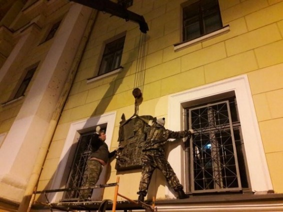 В Санкт-Петербурге демонтировали памятную доску Маннергейма маршалу-пособнику Гитлера