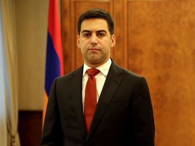 Փաշինյանը Բադասյանին արձակուրդ է ուղարկում. Նրան կփոխարինի Արթուր Մանուկյանը