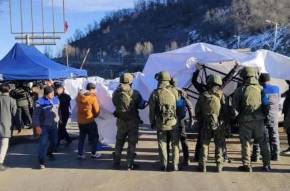 Азербайджанцы проникли в машину с 19 детьми, возвращавшимися в Арцах из Армении, один ребенок потерял сознание - Омбудсмен