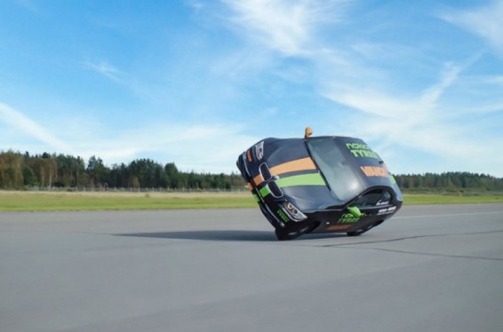 Video. Ֆինն կասկադյորն արագության ռեկորդ է սահմանել՝ երթևեկելով մեքենայի կողային 2 անիվներով