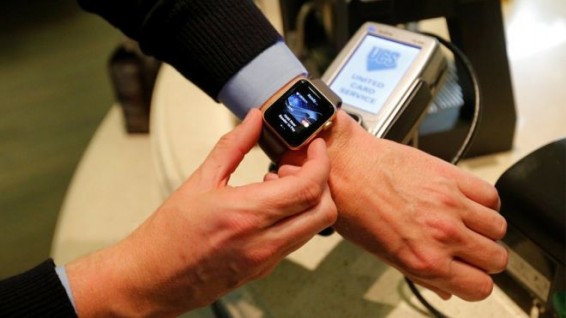 Восемь российских банков начали работать с Apple Pay