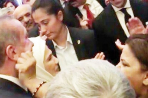 Թուրք երգչուհին քաշել է Էրդողանի այտից