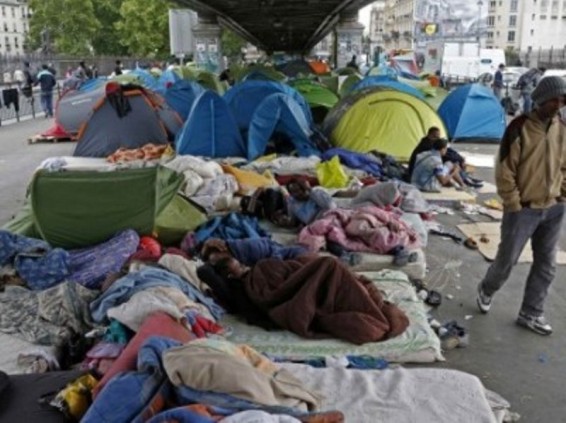 Փարիզում ապամոնտաժում են մետրոյի հարեւանությամբ գտնվող միգրանտների ճամբարը