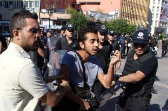 Թուրքիայում ոստիկանները սպառնացել են իրենց ուսուցիչների պաշտպանության համար ցույց կազմակերպած աշակերտներին