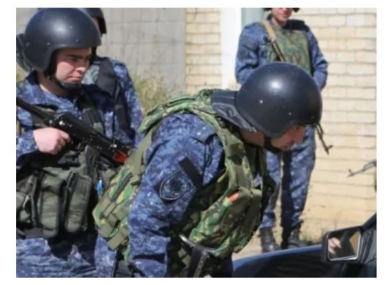 В городе Каспийск в Дагестане провели эвакуацию: неизвестные забаррикадировались и угрожают взрывом