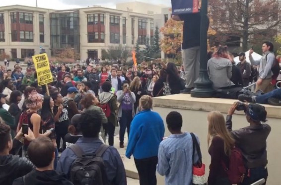 Դոնալդ Թրամփի դեմ ցույցի դուրս եկած ուսանողներն ԱՄՆ դրոշներ են վառել