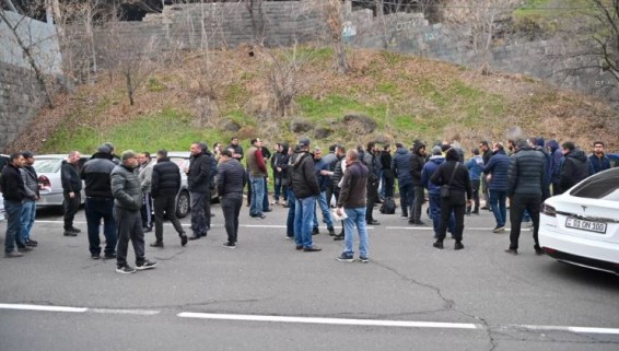 Водители агрегаторов такси проводят акцию протеста в Ереване