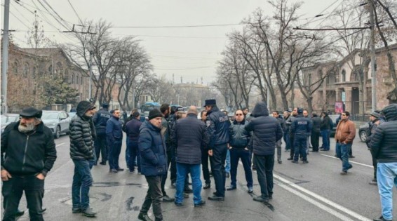 Родственники пропавших без вести военнослужащих перекрыли проспект Баграмяна в Ереване