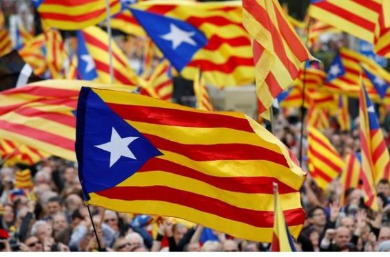 Կատալոնիայի հազարավոր բնակիչներ բողոքում են Մադրիդի հակաանջատողական որոշումների դեմ