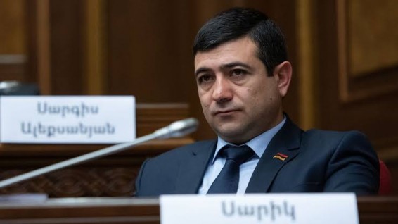 Որևիցե մեկի հետ գժտված չեմ, կոնյակով ու բոնբոներկայով չեմ եկել շնորհավորելու, բայց նորմալ բարևել ենք. Սարիկ Մինասյան
