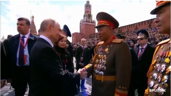 Путин лично поприветствовал военных КНДР на Красной площади