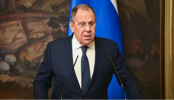 Лавров первым делом возложил венок к Вечному огню в парке Победы Еревана